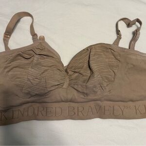 Kindred bravely sublime hands free pumping and nursing bra size Medium